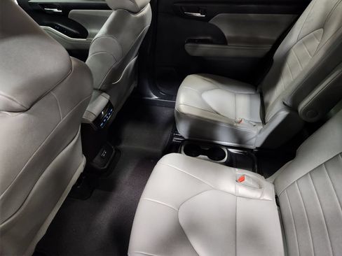 Used 2022 Toyota Highlander XLE AWD/4WD image 51