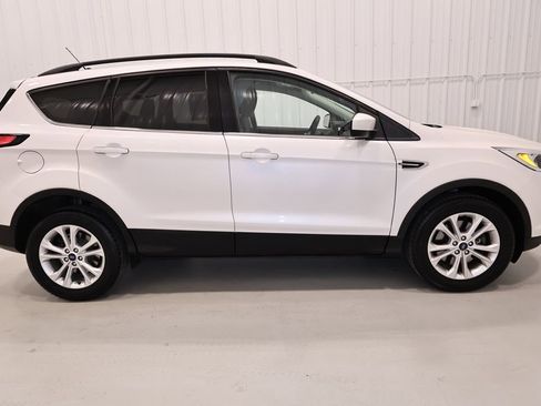 Certified 2018 Ford Escape SE w/ SE Sync 3 Package AWD/4WD image 2
