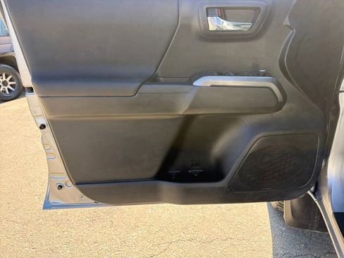 Used 2017 Toyota Tacoma TRD Off-Road w/ Premium & Technology Package image 12