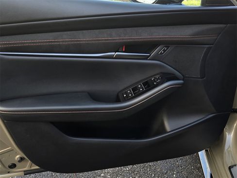 Certified 2025 MAZDA MAZDA3 Carbon w/ Appearance Package image 10