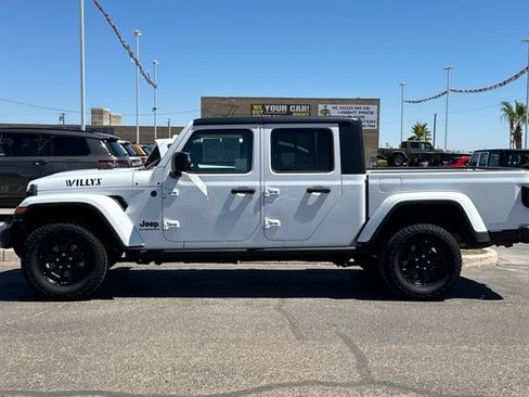 Certified 2022 Jeep Gladiator Sport AWD/4WD image 11