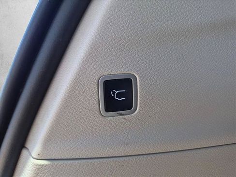 Used 2022 Chrysler Voyager LX FWD image 7