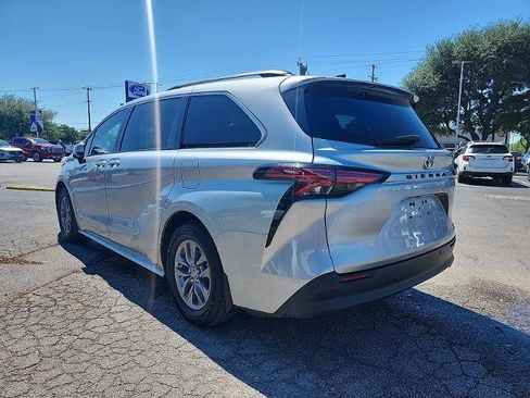 Used 2021 Toyota Sienna XLE FWD image 4