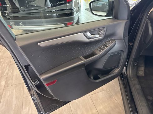 Used 2020 Ford Escape SE Sport image 18