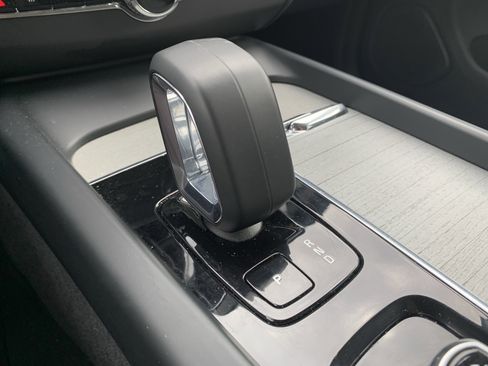 Used 2025 Volvo XC60 B5 Plus image 26