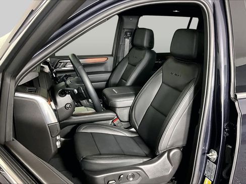 Used 2025 GMC Yukon XL Denali w/ Sun & Power Step Package AWD/4WD image 8