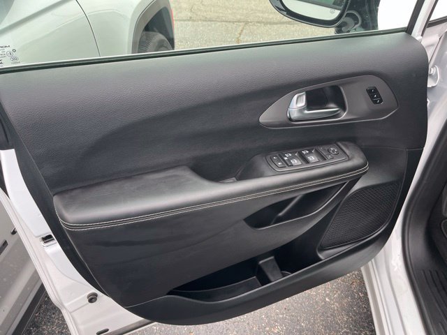 Used 2026 Chrysler Pacifica Select FWD image 8
