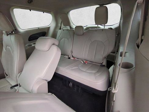 Used 2017 Chrysler Pacifica Touring-L Plus image 19
