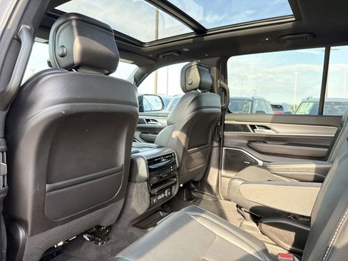 Used 2023 Jeep Wagoneer Series II AWD/4WD image 12