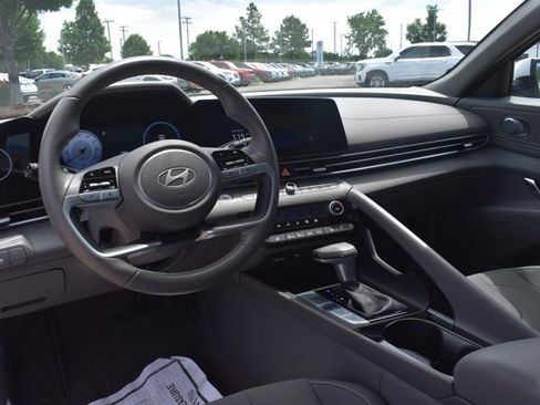 Used 2025 Hyundai Elantra SEL FWD image 16