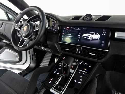 Certified 2023 Porsche Cayenne GTS AWD/4WD image 32