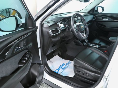 Used 2021 Chevrolet TrailBlazer LT w/ Premium Seating Package FWD image 3