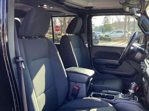 Used 2022 Jeep Gladiator Sport image 8