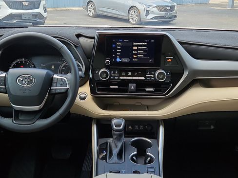 Used 2024 Toyota Highlander XLE FWD image 10