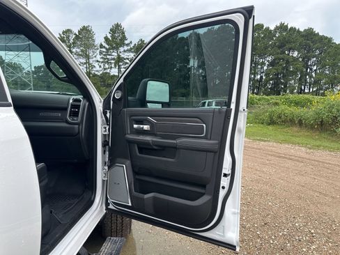 Used 2026 RAM 2500 Laramie AWD/4WD image 17