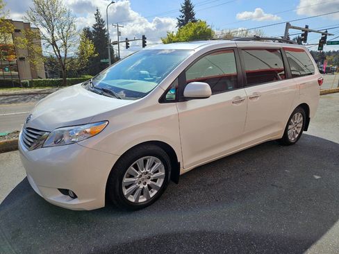 Used 2015 Toyota Sienna XLE w/ XLE Navigation Package image 3