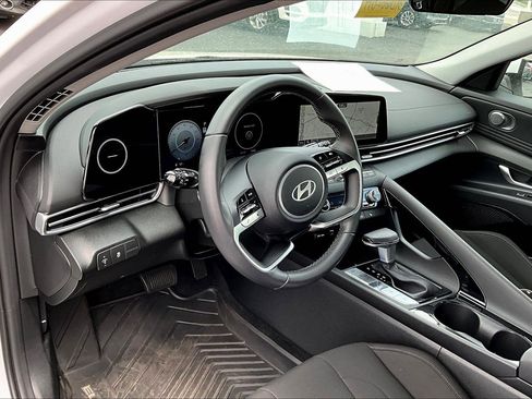 Used 2025 Hyundai Elantra SEL image 4