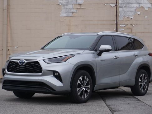 Used 2021 Toyota Highlander XLE image 1