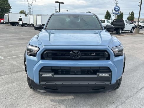 Used 2025 Toyota 4Runner SR5 AWD/4WD image 10