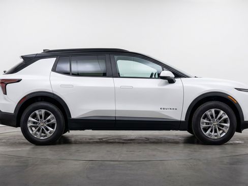 Used 2025 Chevrolet Equinox LT FWD image 11