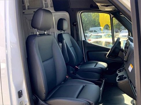 Used 2024 Mercedes-Benz Sprinter 2500 image 7