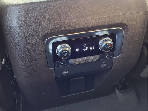 Used 2022 GMC Yukon SLT w/ SLT Premium Package image 23