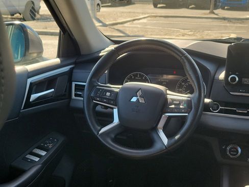 Used 2023 Mitsubishi Outlander SE image 18