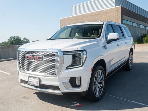 Used 2021 GMC Yukon XL Denali w/ Denali Premium Package AWD/4WD image 3