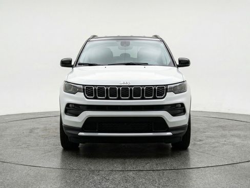 Used 2025 Jeep Compass Limited AWD/4WD image 2