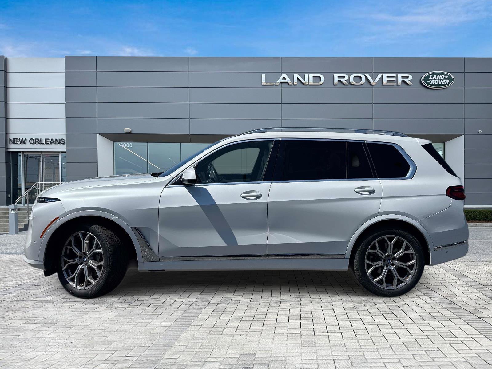 Used 2023 BMW X7 xDrive40i w/ Executive Package AWD/4WD image 2