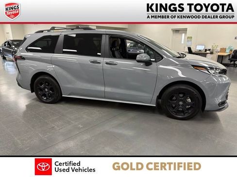 Used 2025 Toyota Sienna XLE Woodland Edition AWD/4WD image 9