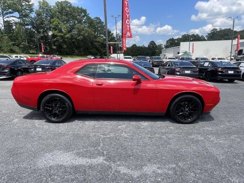 Used 2015 Dodge Challenger SXT RWD image 2