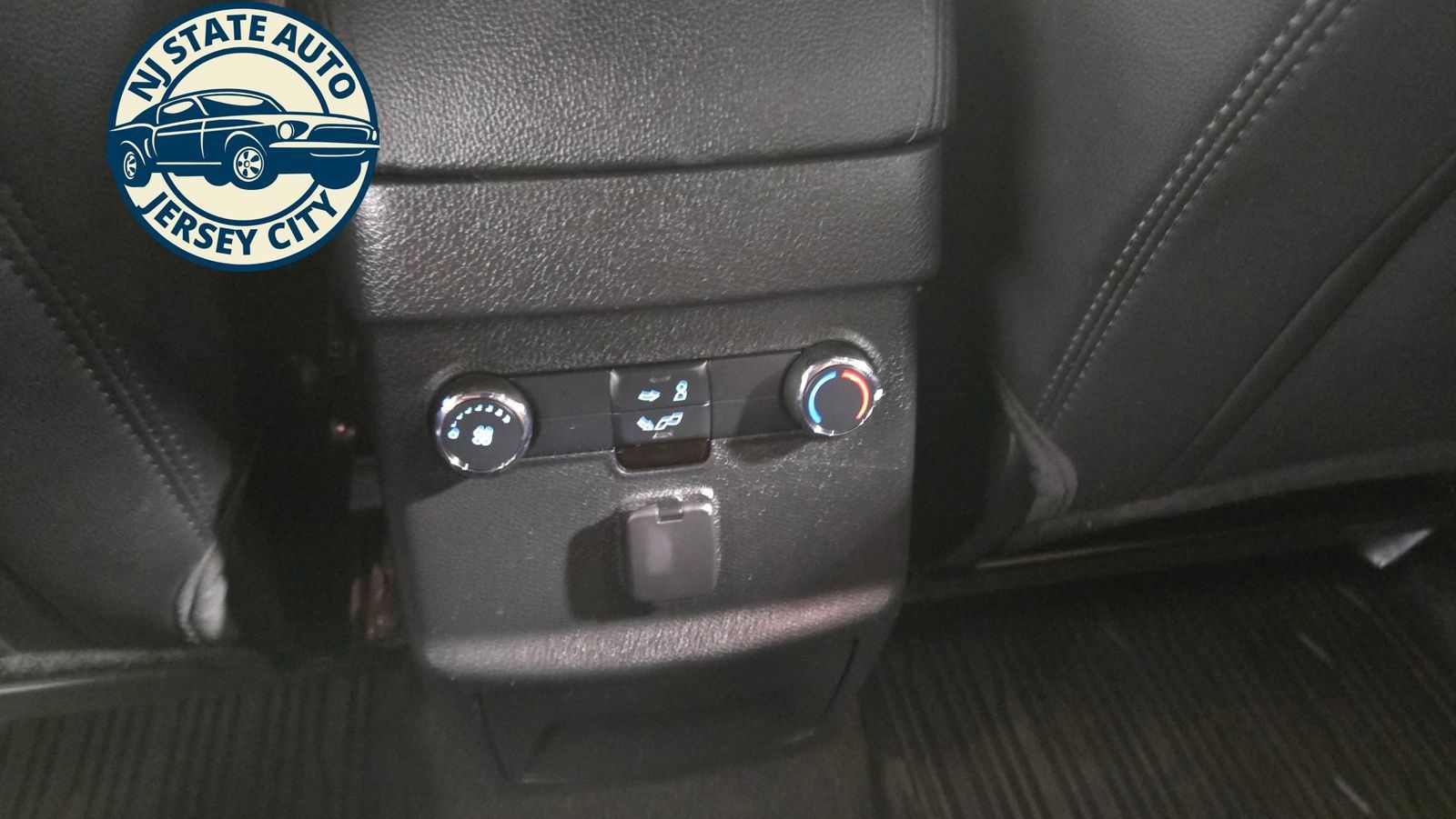 Used 2019 Ford Explorer XLT w/ Equipment Group 202A AWD/4WD image 36
