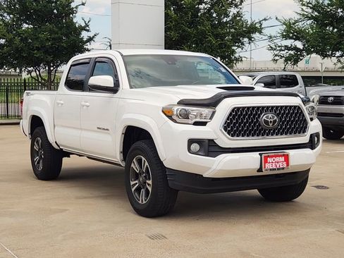 Used 2019 Toyota Tacoma TRD Sport w/ Technology Package RWD image 2