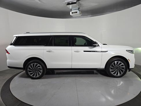 New 2026 Lincoln Navigator L Black Label AWD/4WD image 3