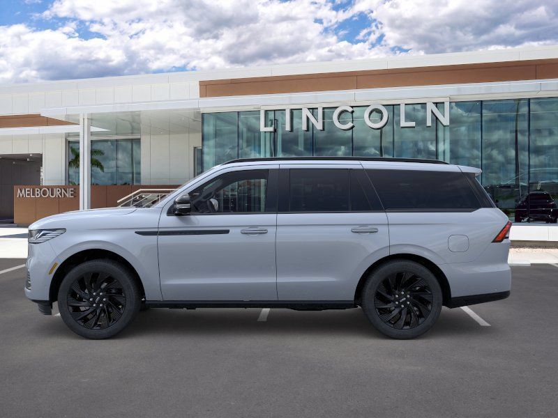 New 2026 Lincoln Navigator Reserve w/ Jet Appearance Package AWD/4WD image 3