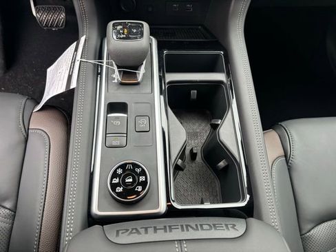 New 2025 Nissan Pathfinder Platinum image 4