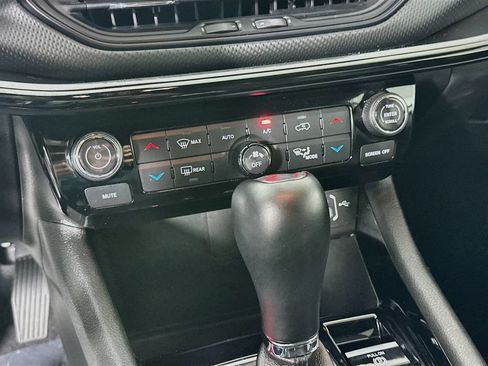 Certified 2025 Jeep Compass Limited w/ Sun & Sound Group AWD/4WD image 24
