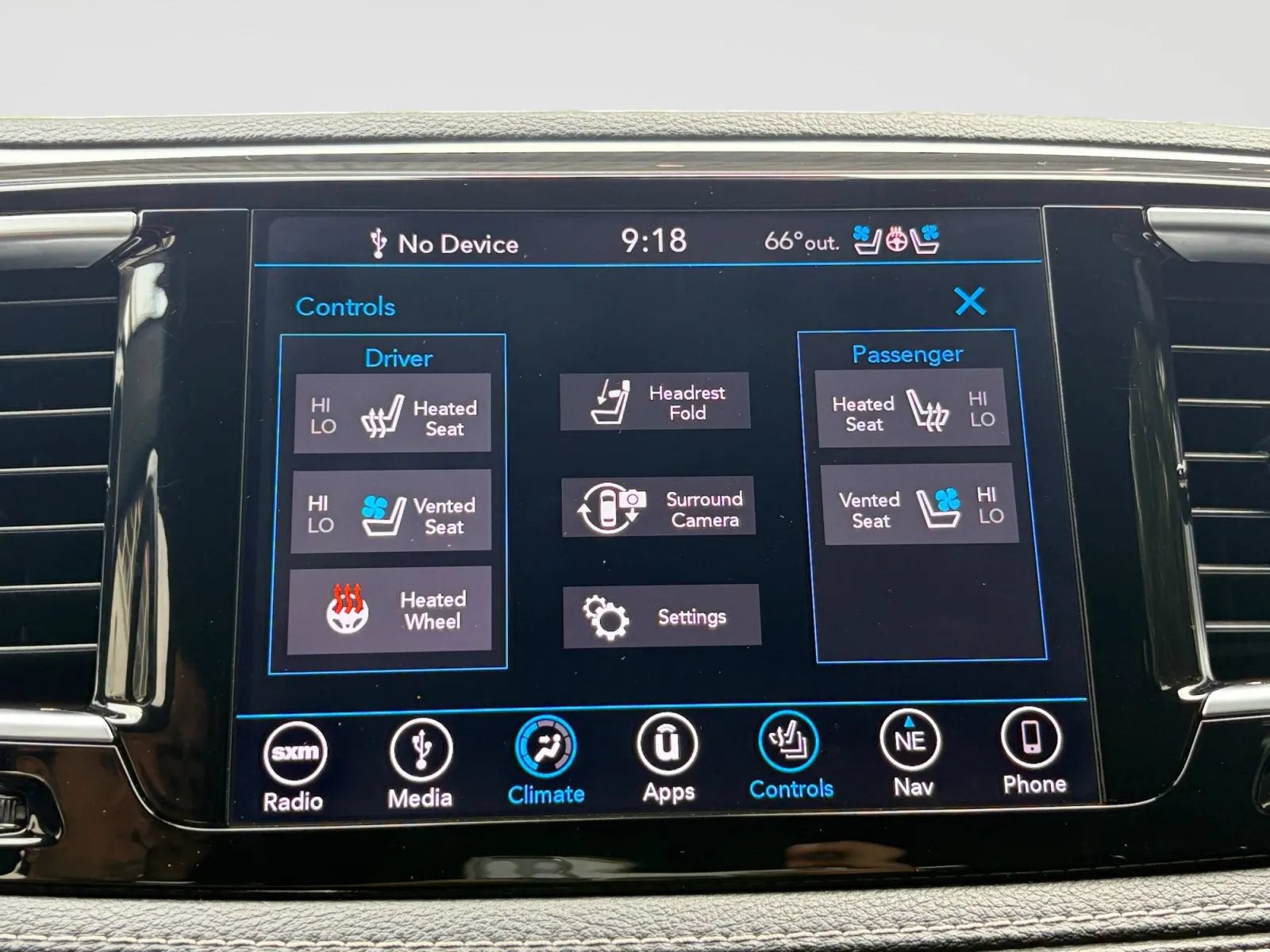 Used 2019 Chrysler Pacifica Limited w/ Advanced Safetytec Group FWD image 26