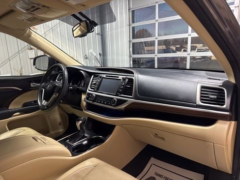 Used 2015 Toyota Highlander Limited image 29
