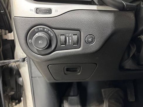 Used 2017 Jeep Cherokee Overland w/ Technology Group AWD/4WD image 17