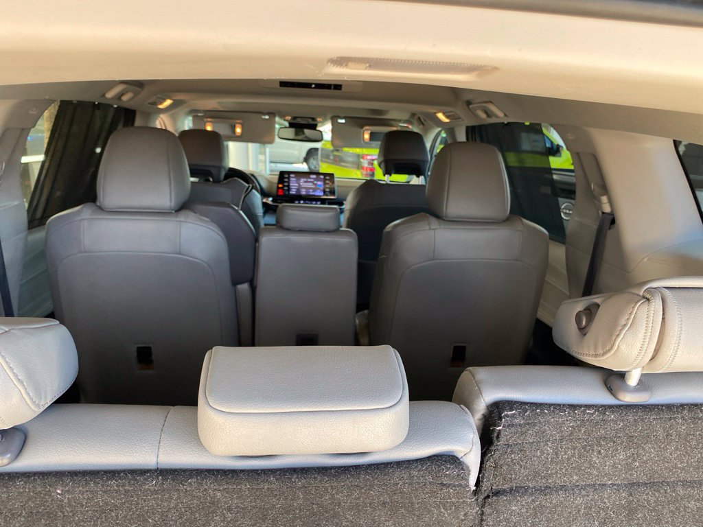 Used 2023 Toyota Sienna XLE FWD image 32