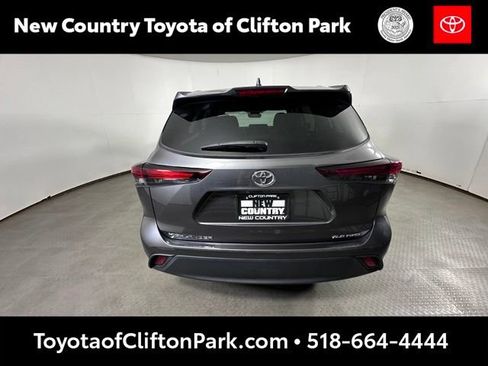 Used 2024 Toyota Highlander XLE AWD/4WD image 4