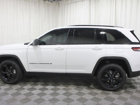 Used 2024 Jeep Grand Cherokee Limited w/ Luxury Tech Group II AWD/4WD image 37
