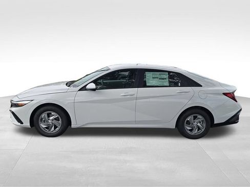 New 2026 Hyundai Elantra SE FWD image 2