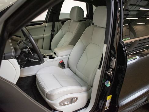 Certified 2026 Porsche Macan AWD/4WD image 5