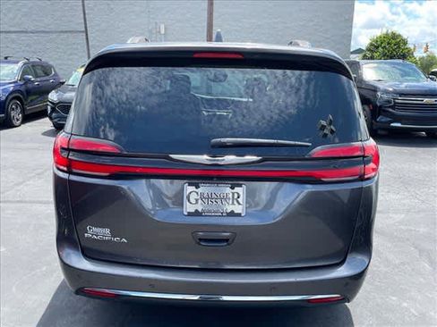 Used 2021 Chrysler Pacifica Touring-L FWD image 4