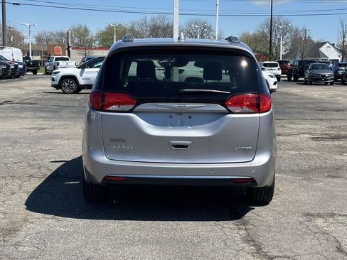 Used 2018 Chrysler Pacifica Limited w/ Tire & Wheel Group image 5