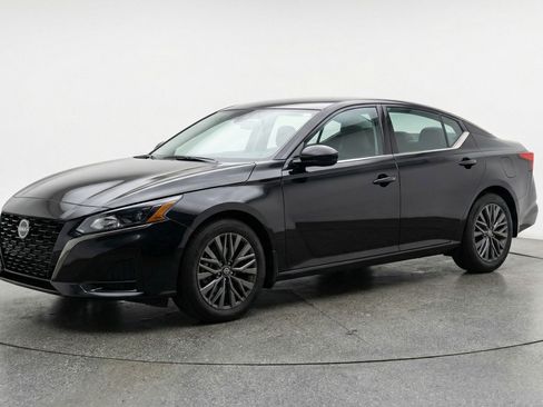 Used 2025 Nissan Altima 2.5 SV image 3
