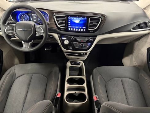 Used 2017 Chrysler Pacifica Touring image 14